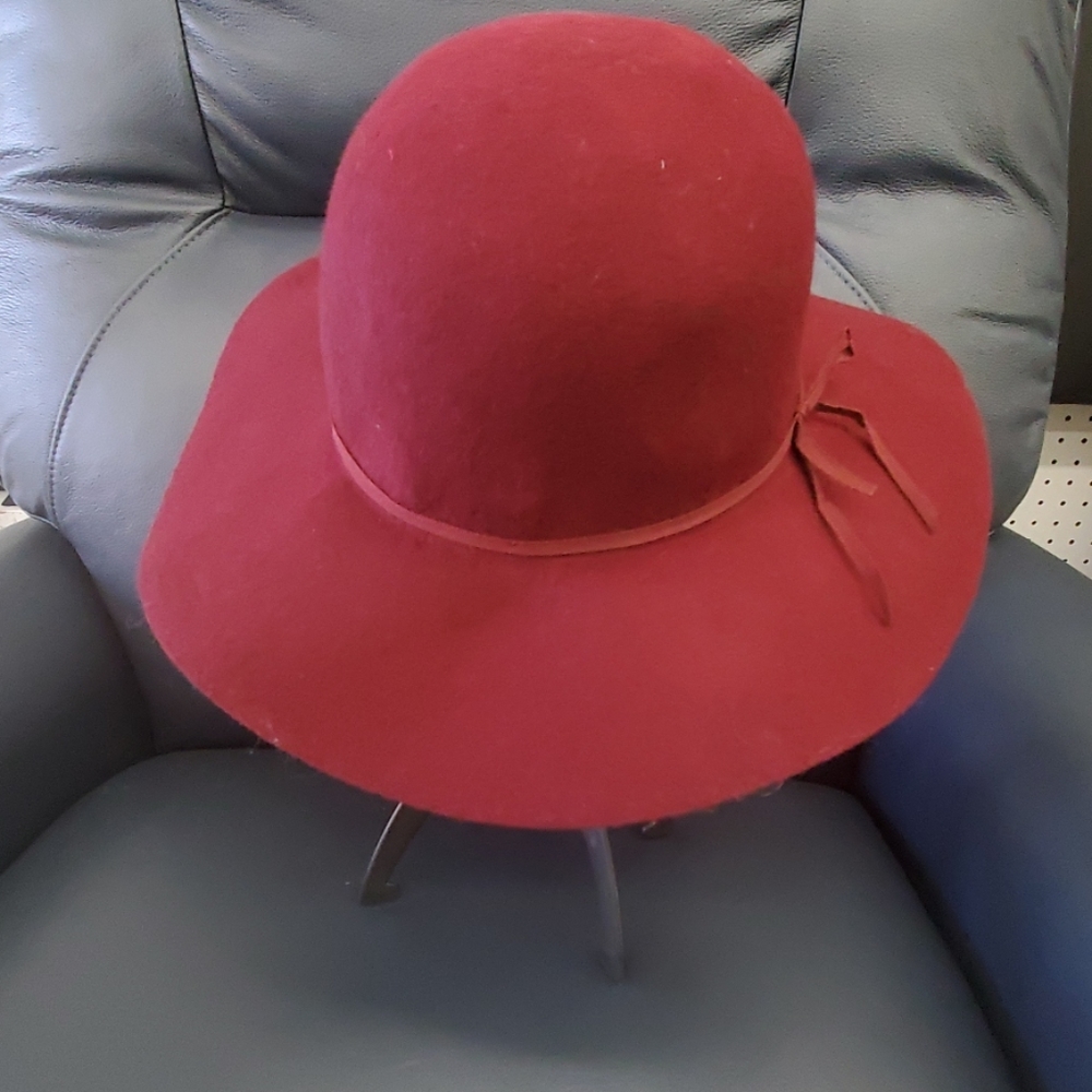 Wide brim wool hat